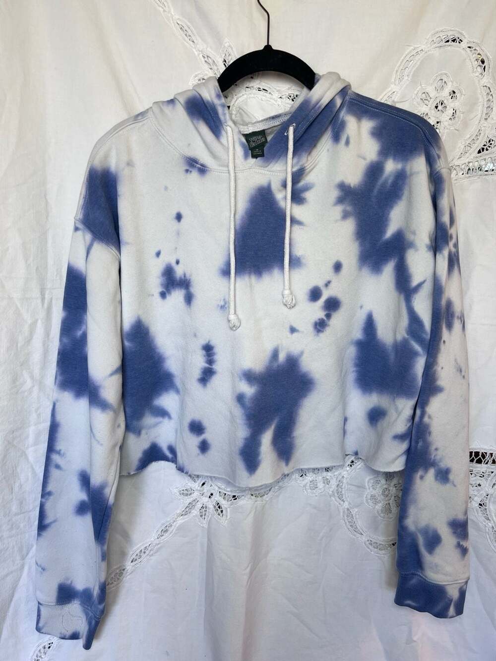 Wild Fable Blue and White Tie Dye Cropped Pullover Hoodie Size M